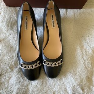 Black Pump, round toe, with silver chain in front